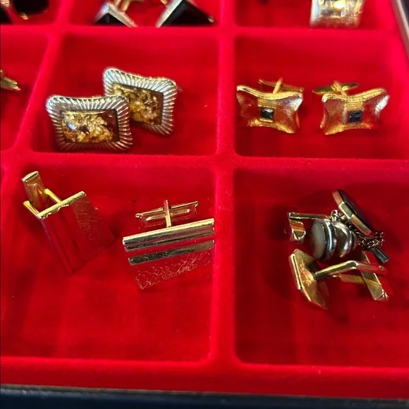 35 pairs of cufflinks, in display box. GUC assorted styles - Picture 2 of 15